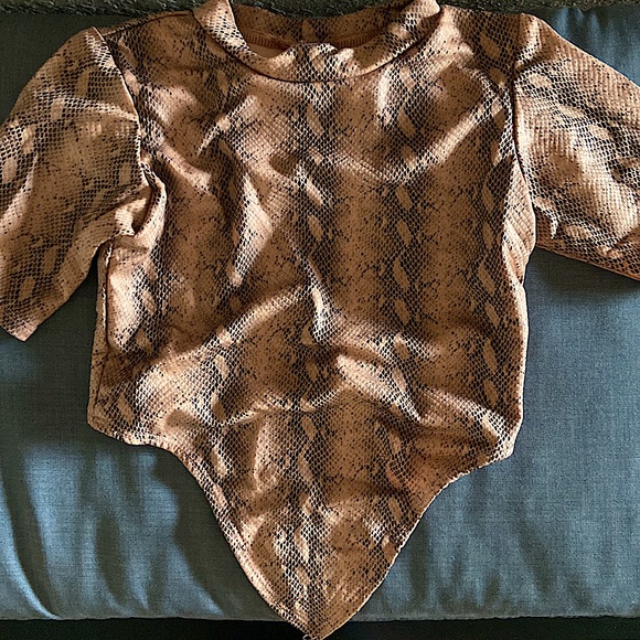 Python print Rashguard Cropped, short sleeve w knot Swim top - Picture 7 of 7